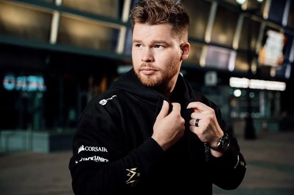 Crimsix in Dallas Empire gear.