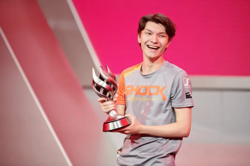 Overwatch League awards Sinatraa of the Shock the 2019 MVP award