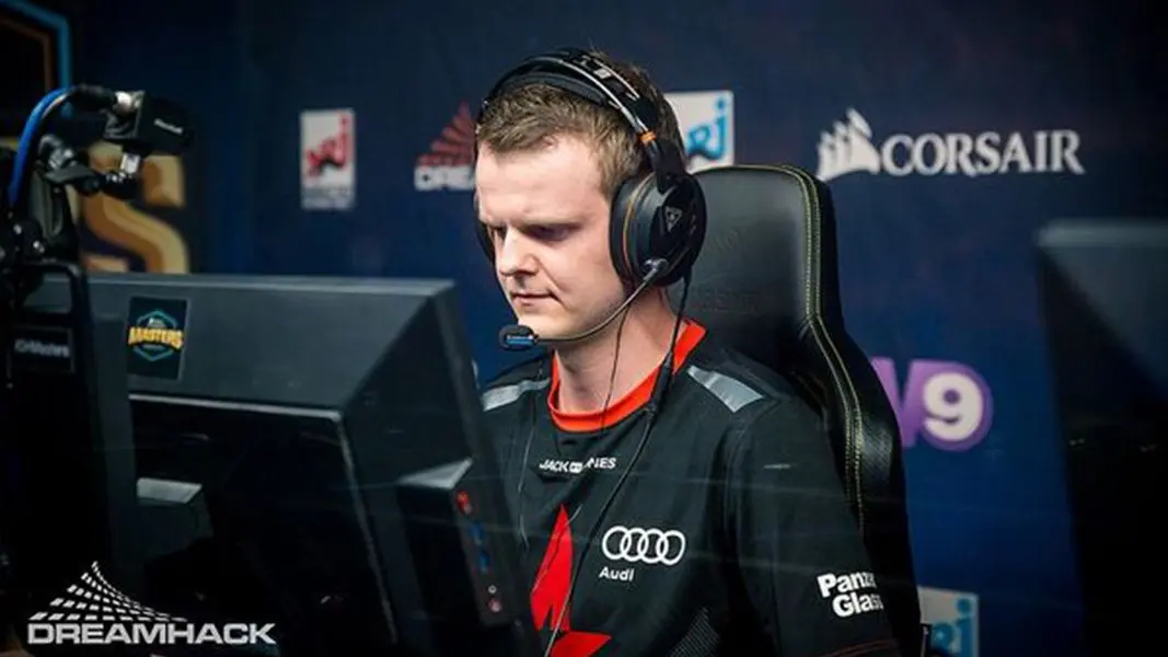 Xyp9x playing CS:GO