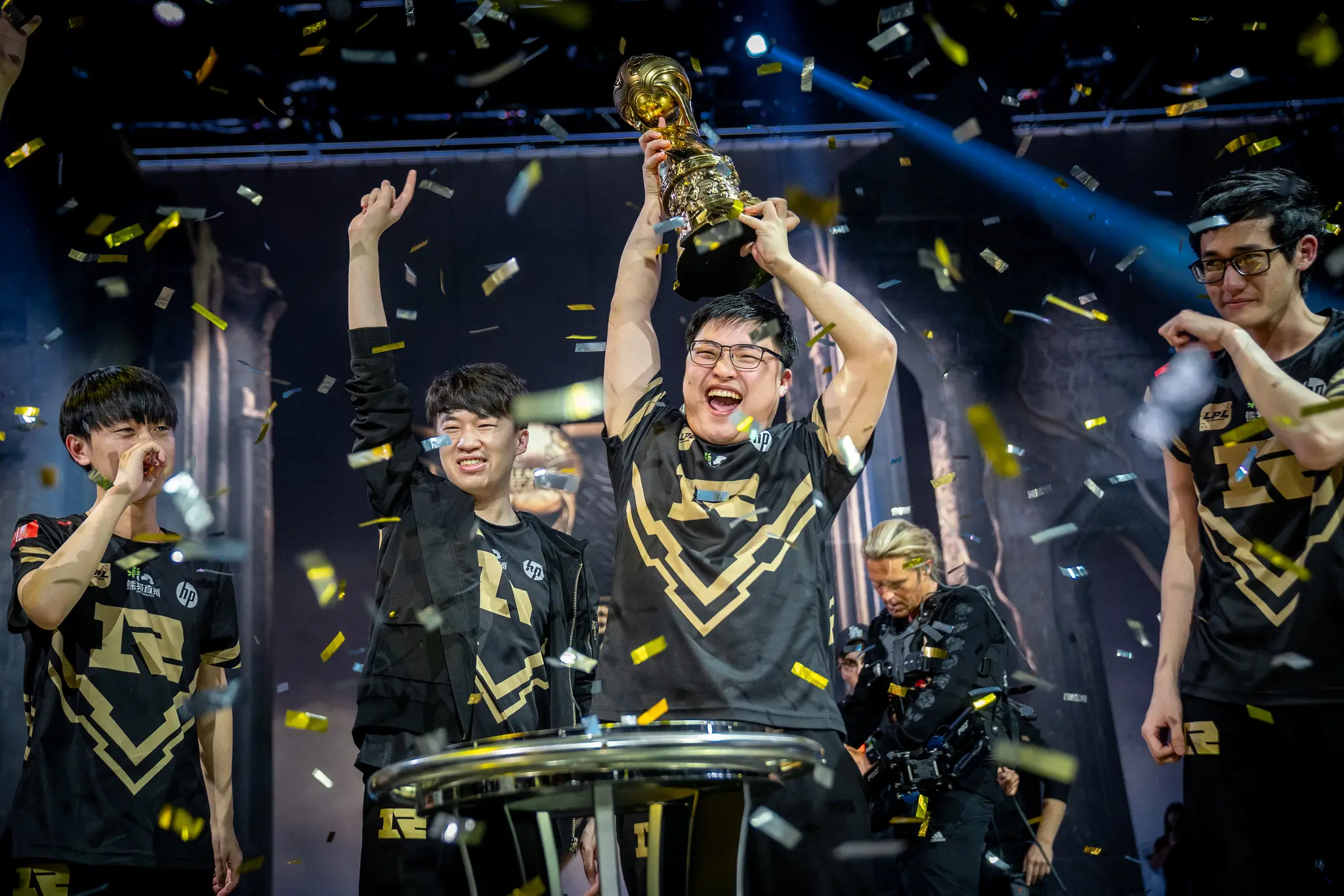 Uzi lifting the MSI trophy with confetti raining down on him