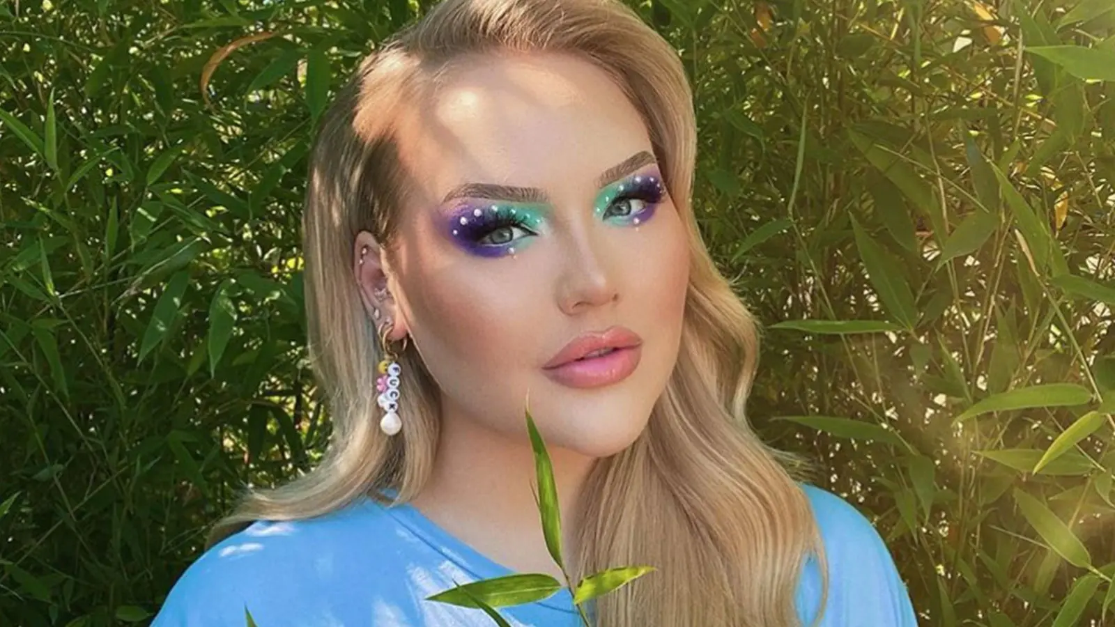 nikkietutorials posing for selfie