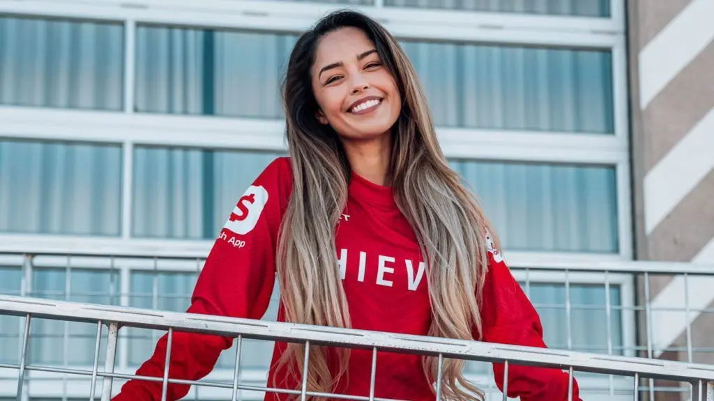 Valkyrae in 100 Thieves jersey