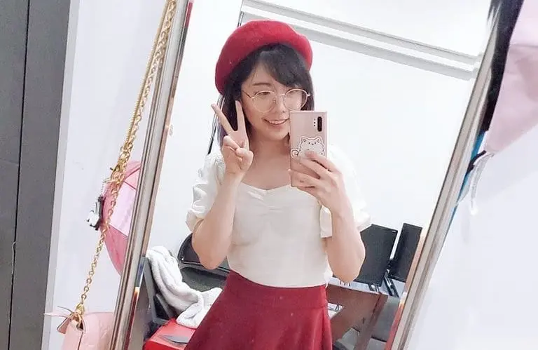 lilypichu instagram mirror selfie