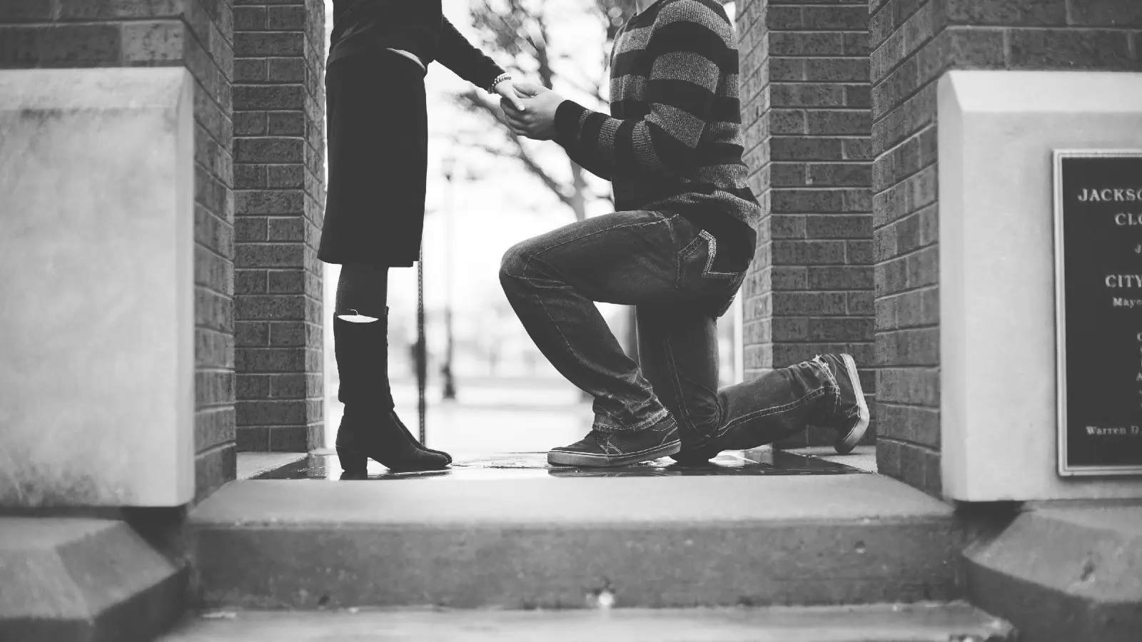 man proposing to woman