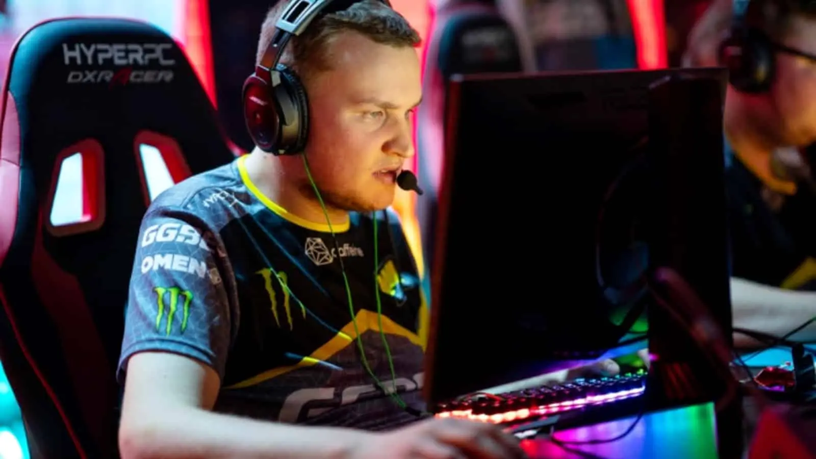 flamie playing csgo for navi