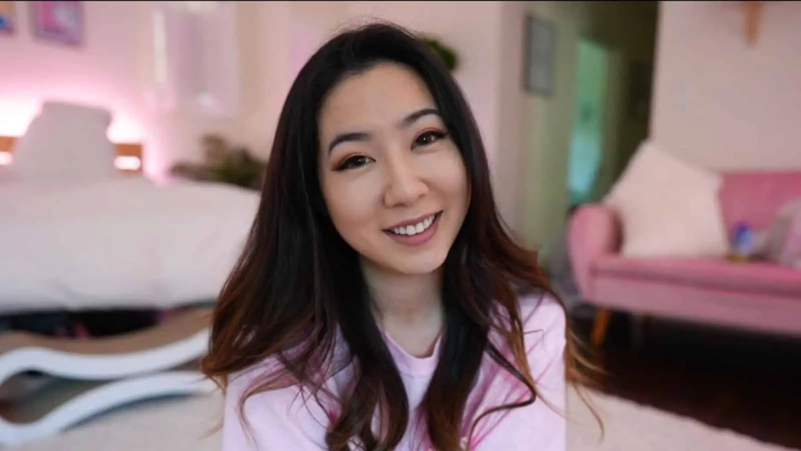 Fuslie taking a selfie