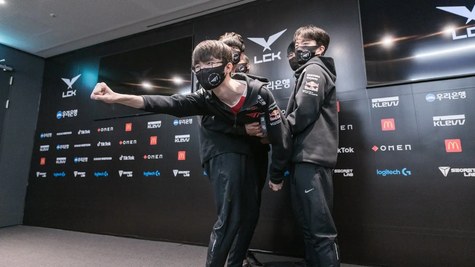 T1 celebrate LCK REgional Finals victory