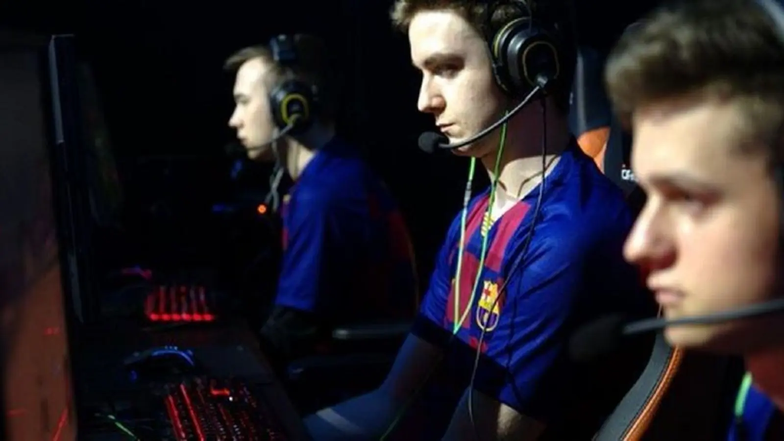 Barcelona players playing esports