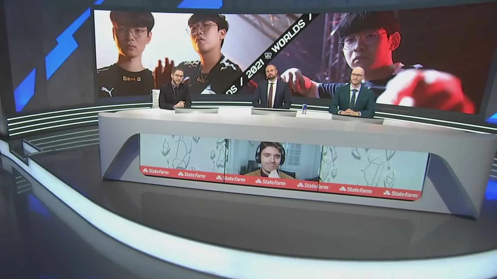 Image of the analyst's desk at Worlds 2021