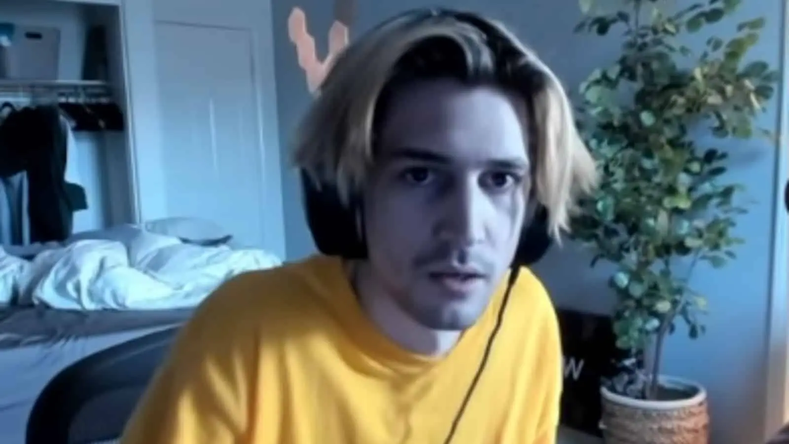 xqc yellow shirt