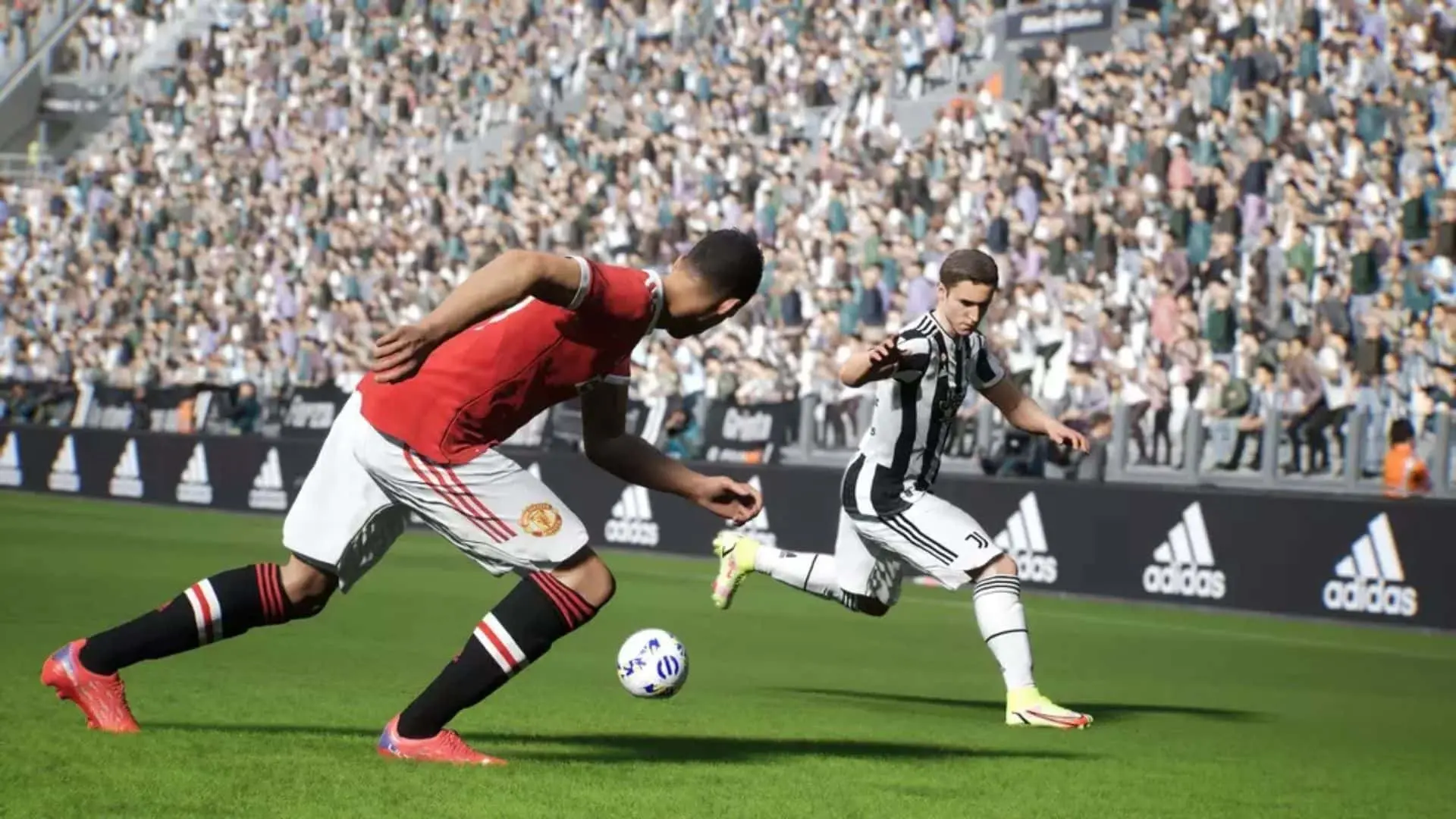 varane trying to tackle juventus player in efootball 2022