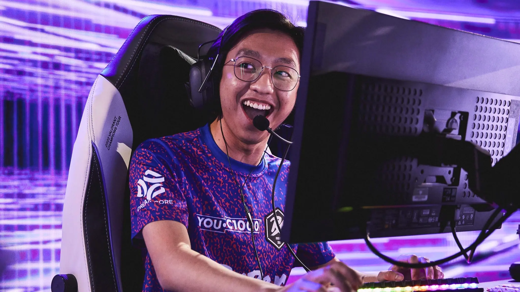 f0rsakeN smiles as he competes on stage