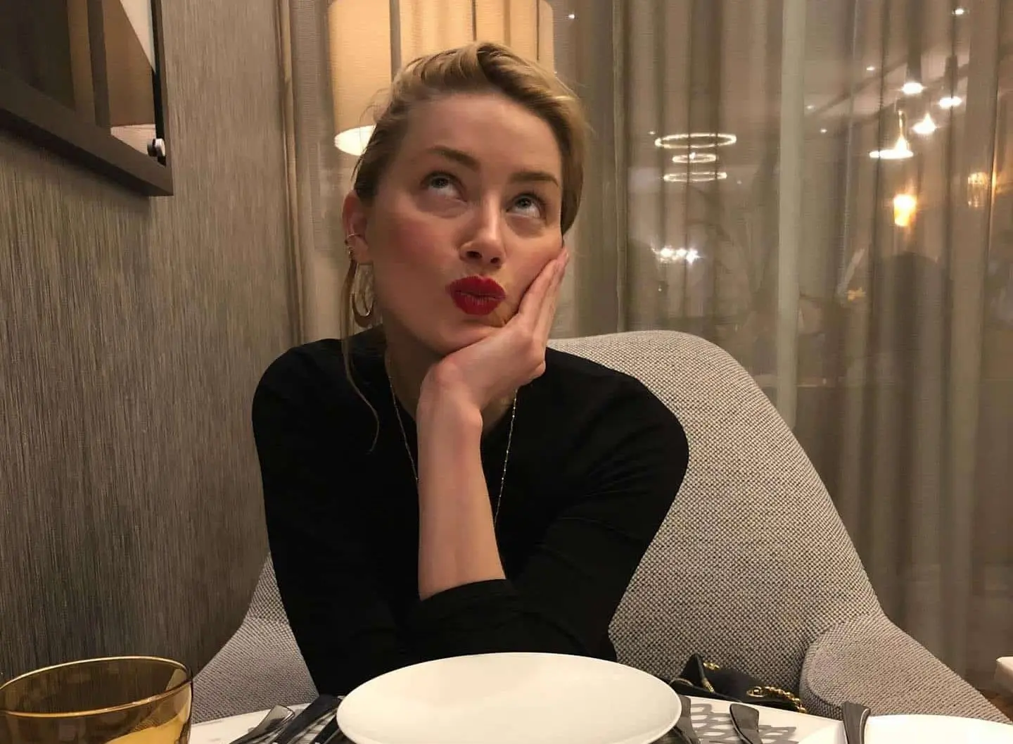 amber heard posing over dinner