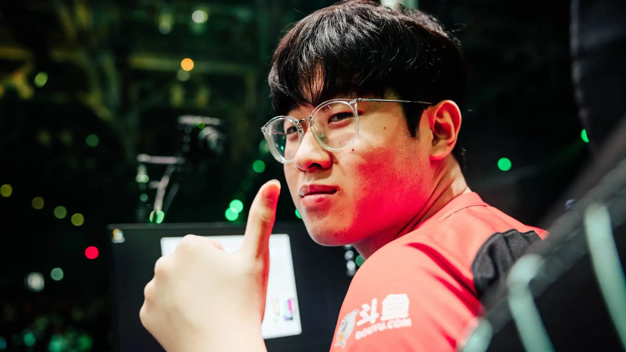 T1 Zeus holding thumbs up at MSI 2022