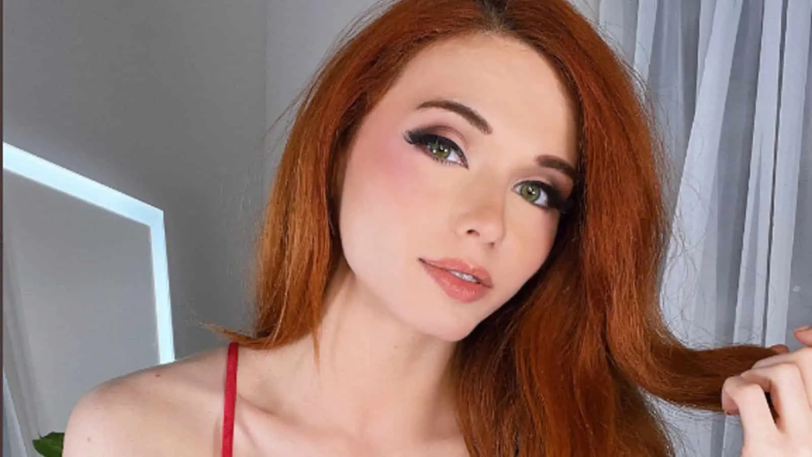 Amouranth posing in Twitter photo