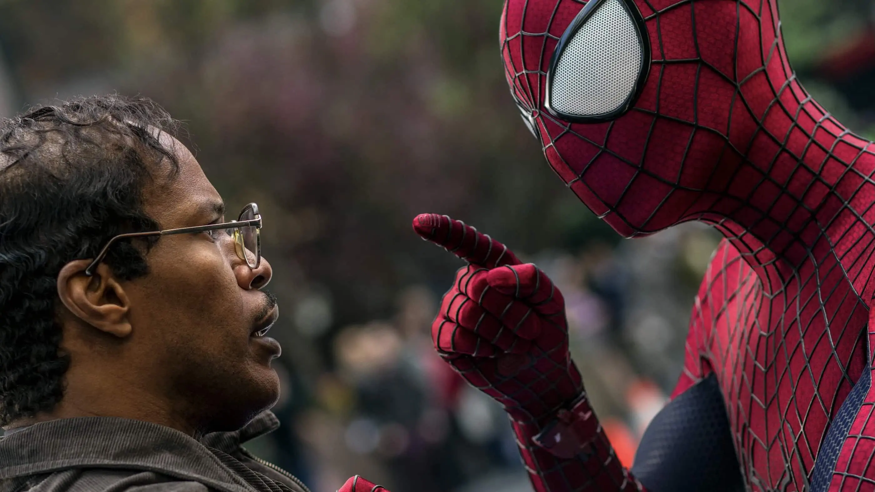 jamie-foxx-as-electro-talks-to-andrew-garfields-spider-man