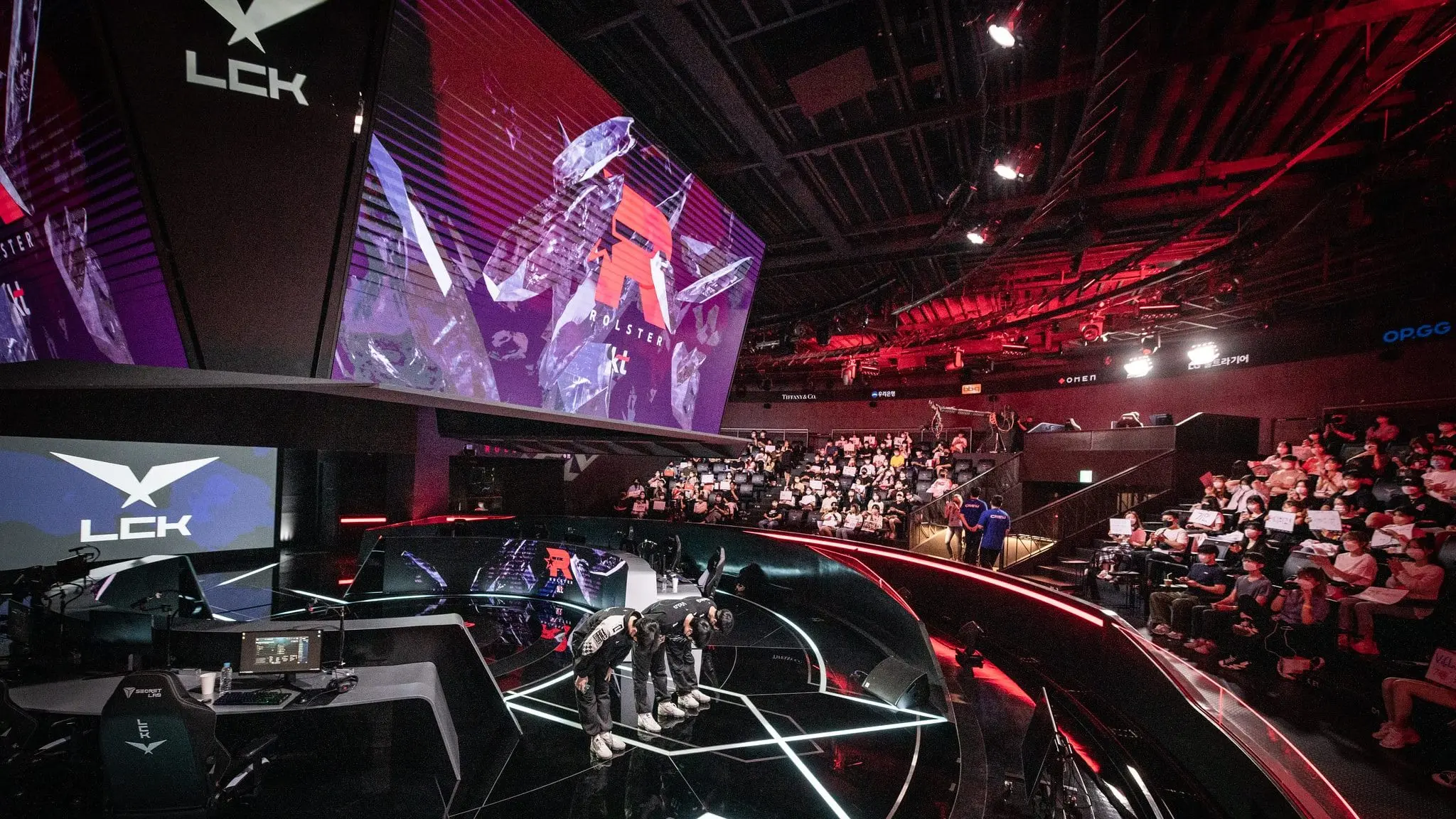 KT Rolster LCK team bowing on stage