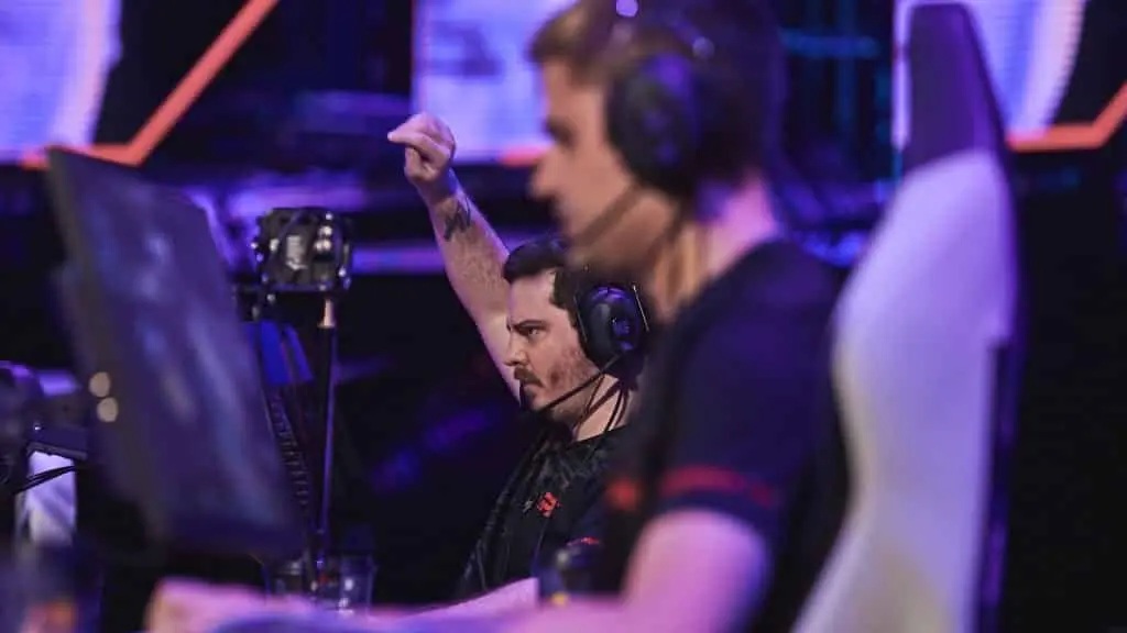 FPX ANGE1 raises his hand while competing on the VCT Masters stage