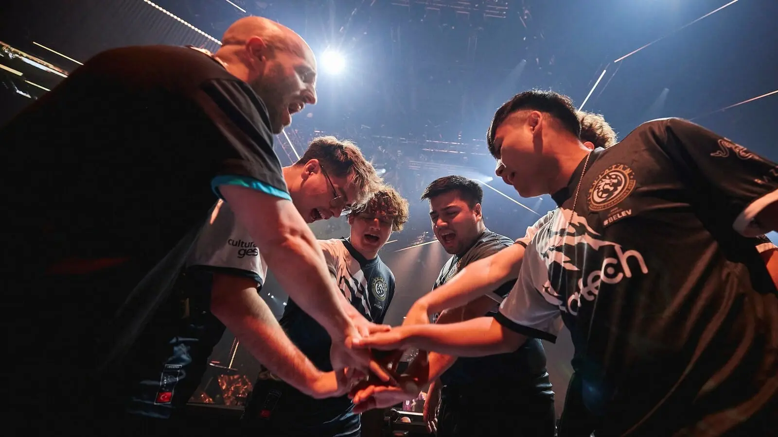 Leviatán with their hands in the middle of a huddle at Valorant Champions