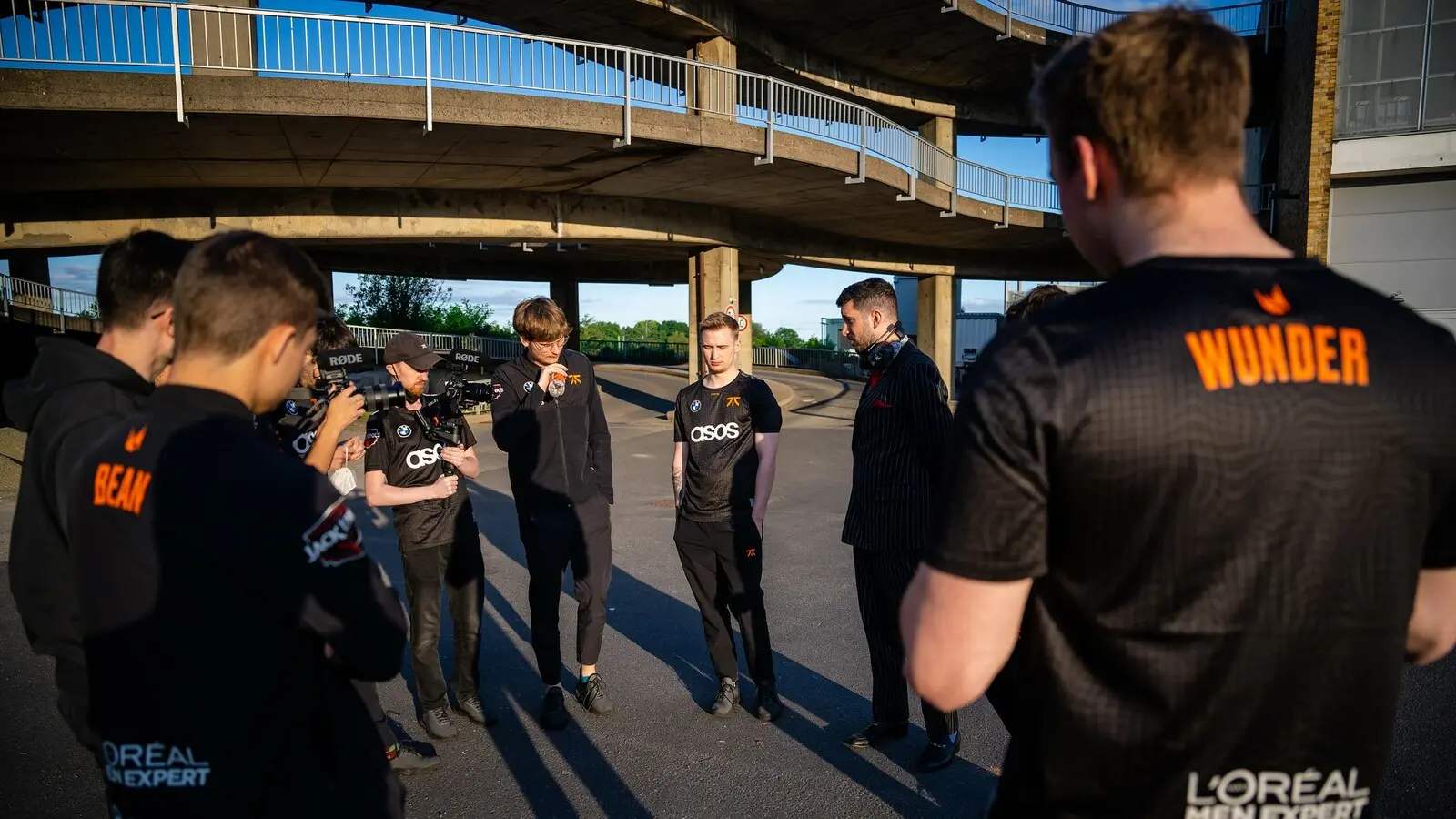 Fnatic huddle at LEC