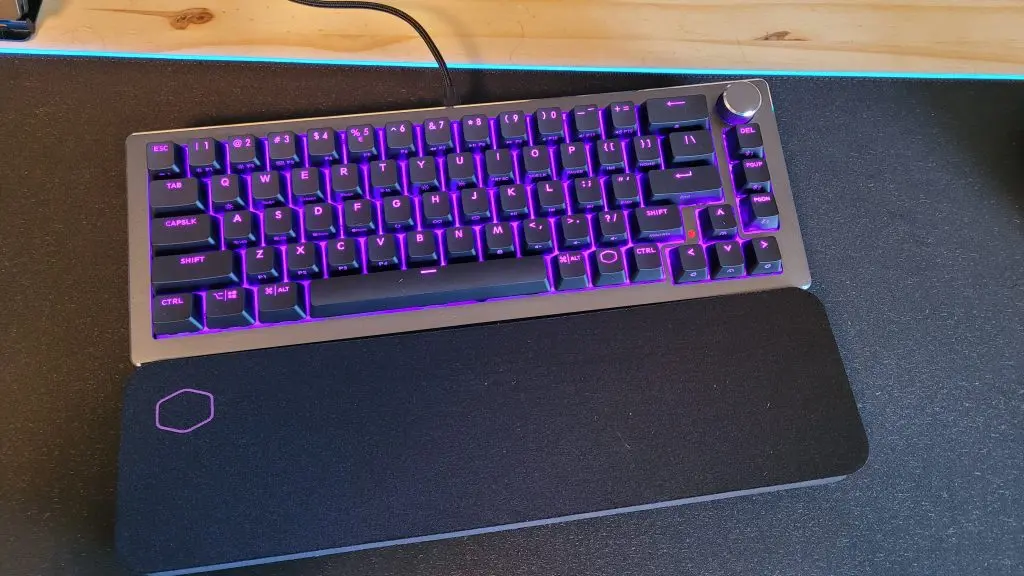 Cooler Master CK721 with wrist rest