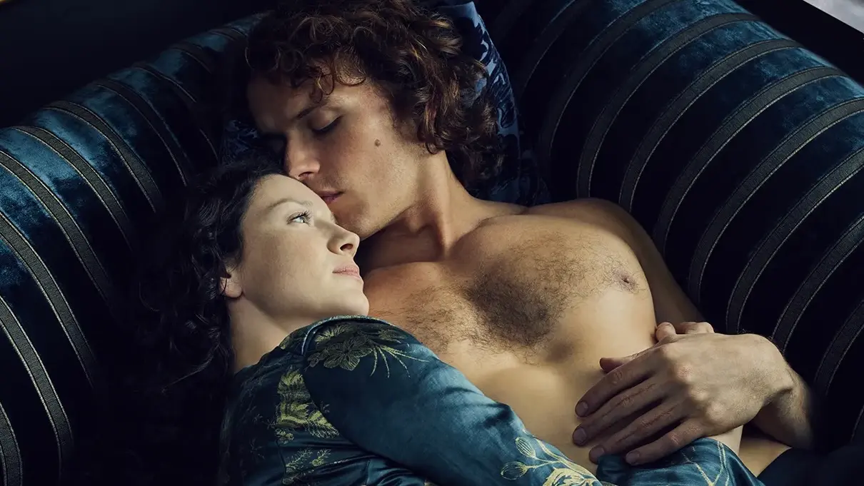 Catriona Balfe and Sam Heughan in Outlander.