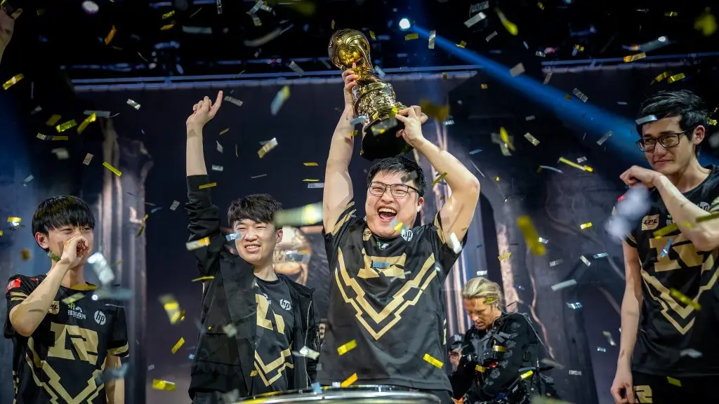 Uzi lifts the MSI trophy