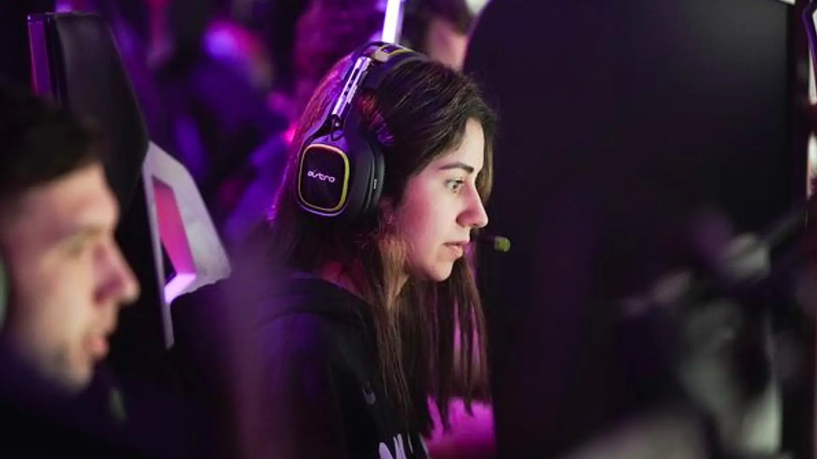 guhrl playing apex legends