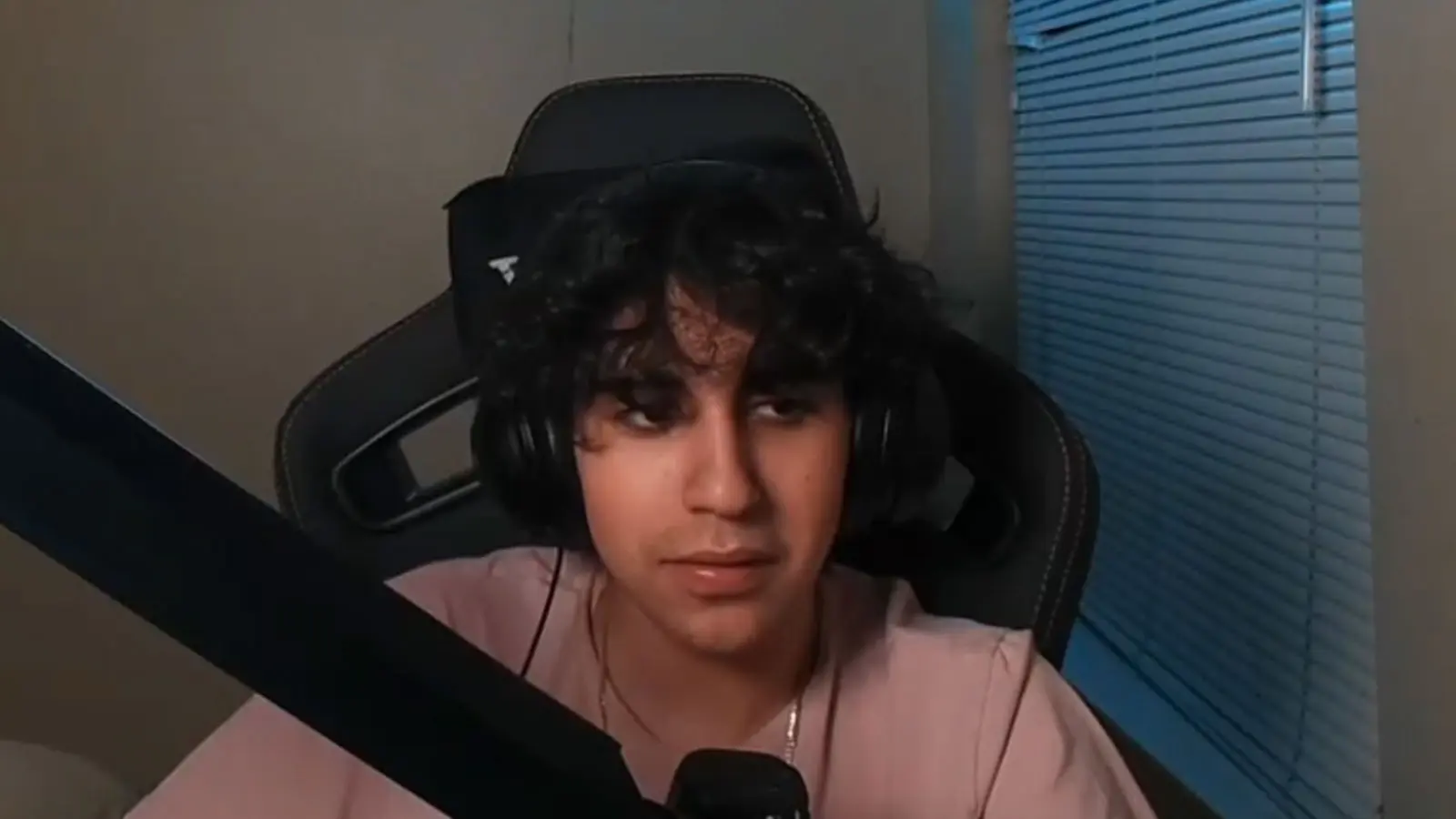 Fortnite streamer HydraSZN sat in his chair