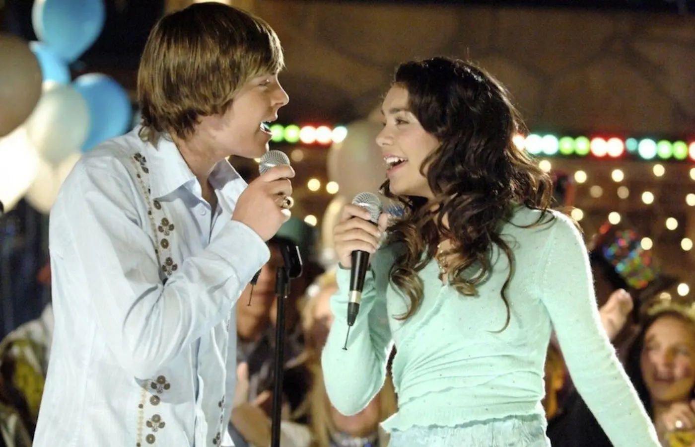 Zac Efron and Vanessa Hudgens in High School Musical