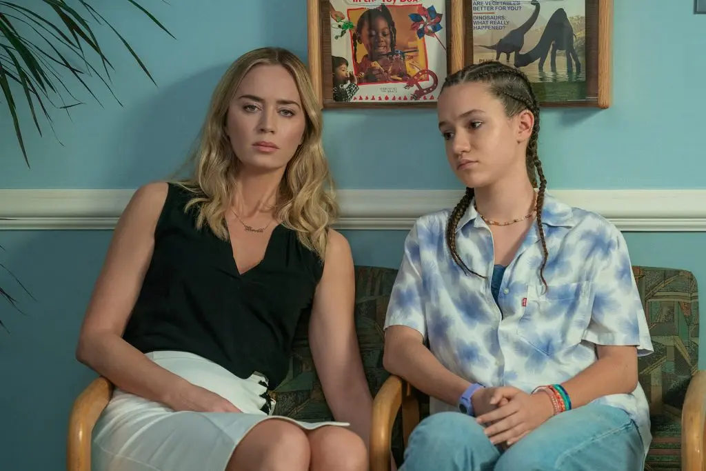 Emily Blunt as Liza and Chloe Coleman as Phoebe in Pain Hustlers