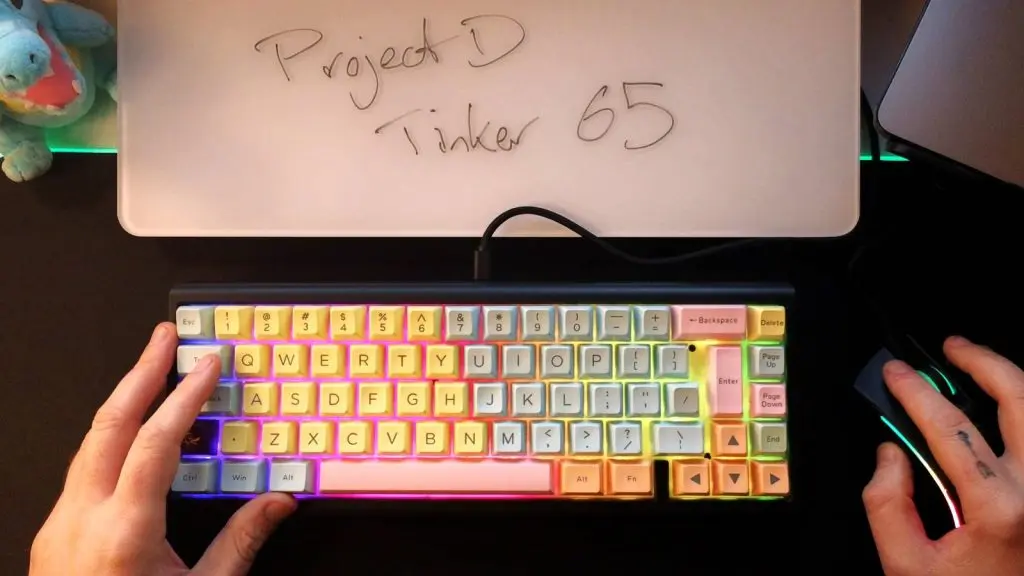 A top down view shows a mechanical keyboard on a black desk mat