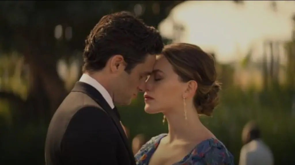 Penn Badgley and Victoria Pedretti in You