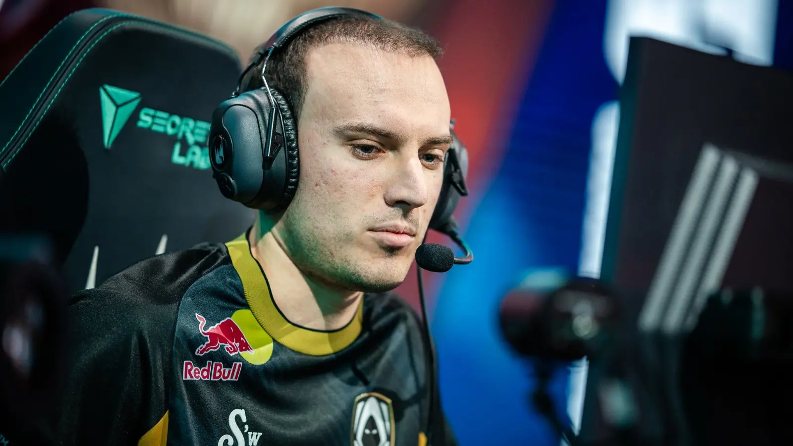 Perkz benched team heretics