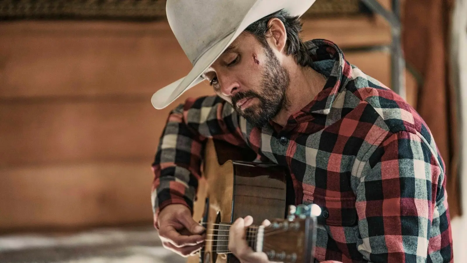 Yellowstone soundtrack: Ryan Bingham as Walker, playing the guitar