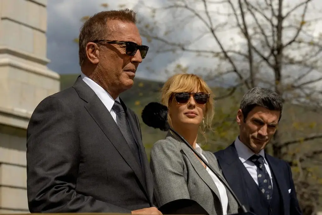 Yellowstone soundtrack: Kevin Costner, Kelly Reilly, and Wes Bentley as John Dutton, Beth Dutton, and Jamie Dutton in Yellowstone