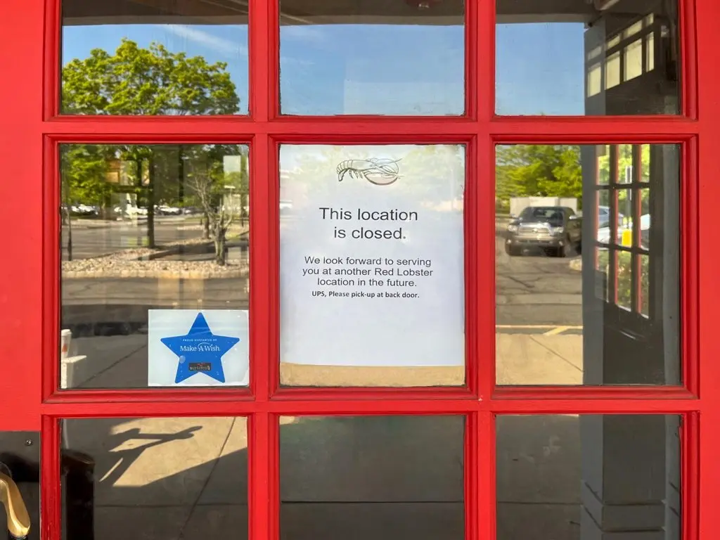 Red Lobster store with a closed sign