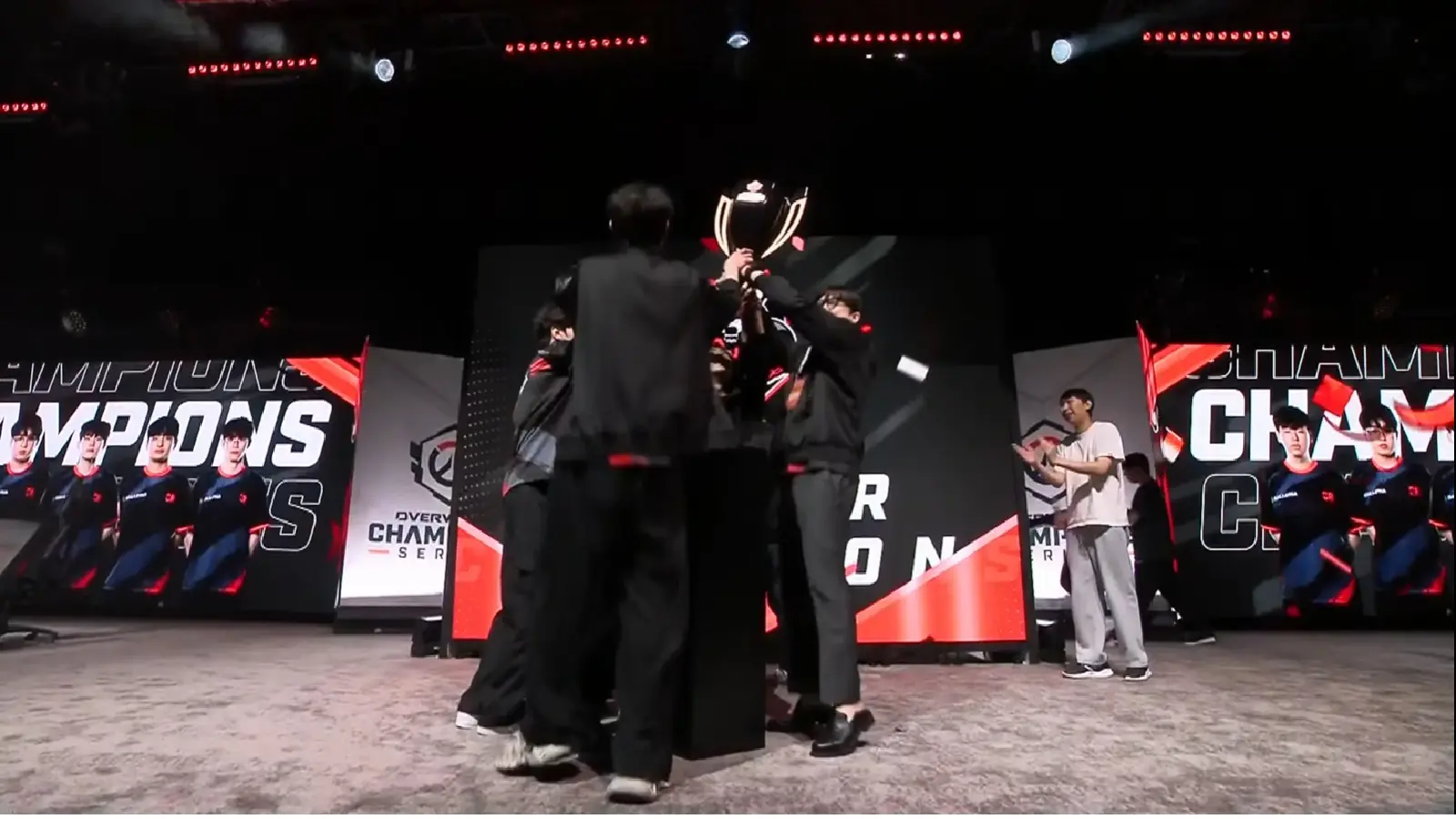 Crazy Raccoon lifts the OWCS Dallas Major trophys