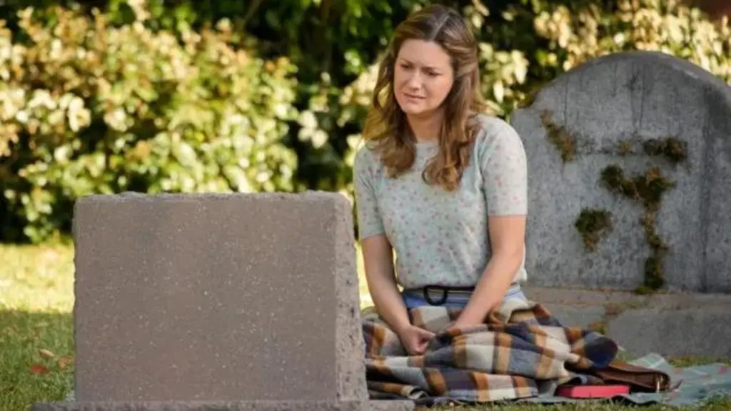 Mary visits George's grave in Young Sheldon