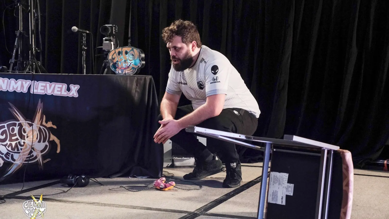 hungrybox-sparks-controversy-chair-throw-smash