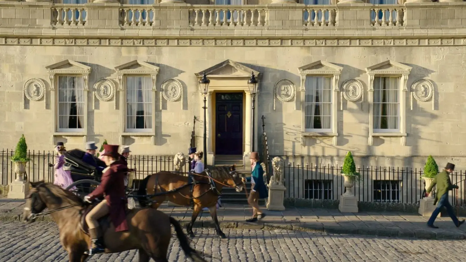 Royal Crescent in Bath in Bridgerton.