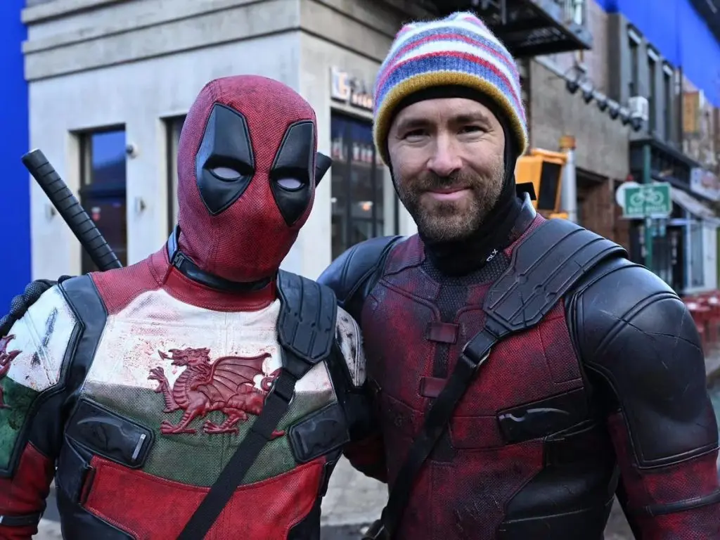 Paul Mullin and Ryan Reynolds on the Deadpool set