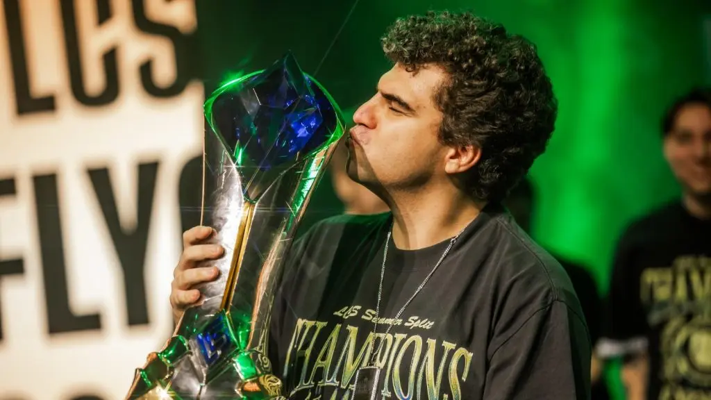 Bwipo LCS trophy kiss