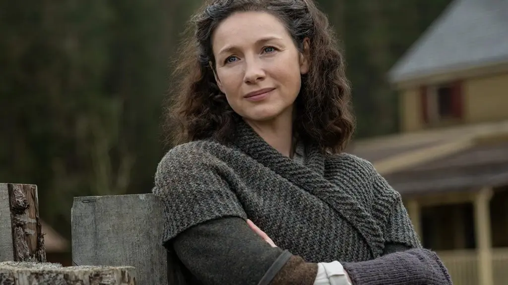 Caitriona Balfe in a shawl in Outlander.