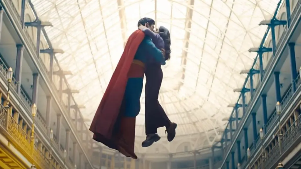 Superman kissing Lois Lane.