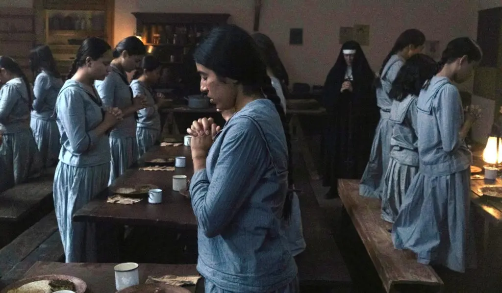 The girls praying in school in 1923 Season 1