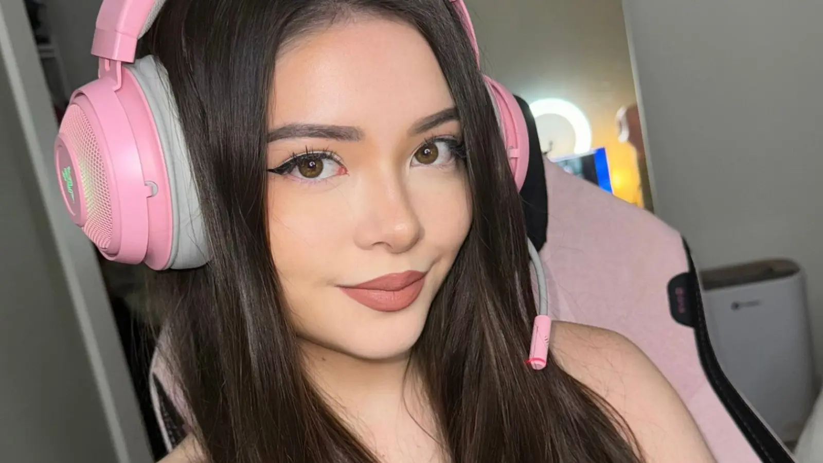 itsKatchii streaming on twitch wearing a headset
